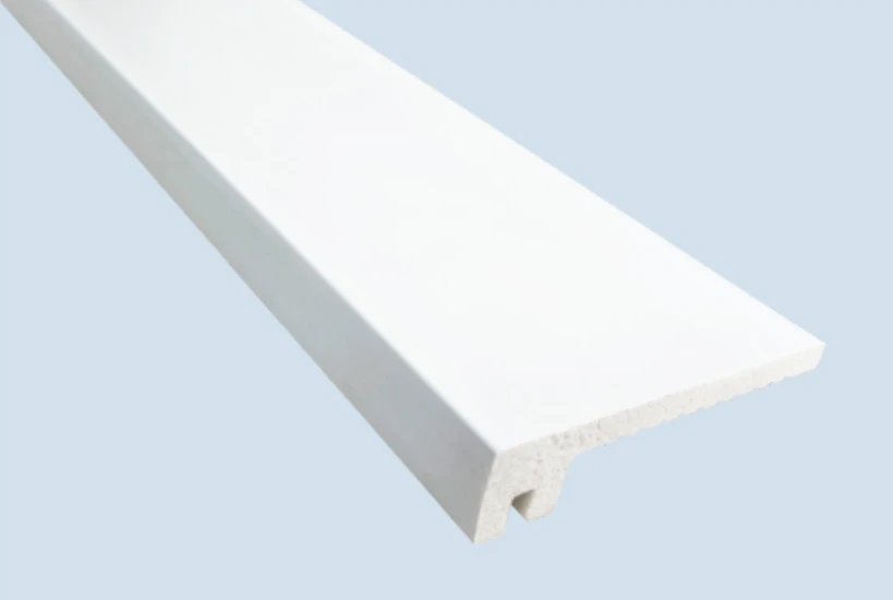 Ensartet hvid polystyren fodlister